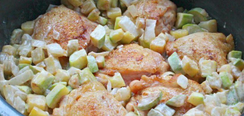 Курячі стегна з кабачками на сковороді - рецепт приготування