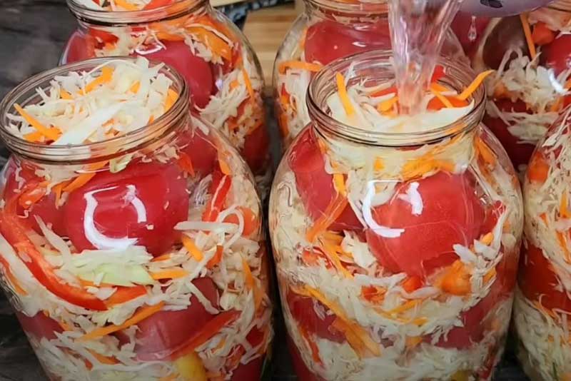 Консервована капуста з помідорами на зиму