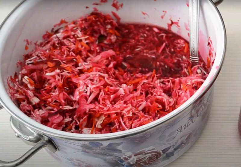 Маринована капуста з буряком у банках. Стоїть всю зиму
