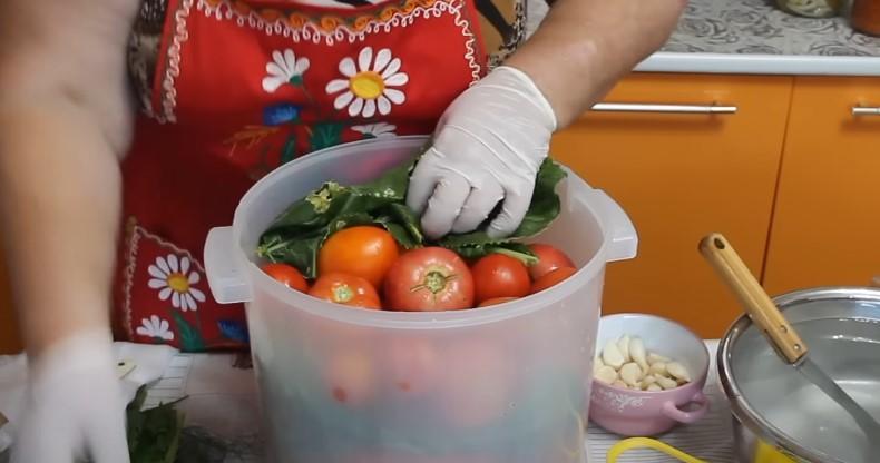 Солоні помідори на зиму під закатку для зберігання в квартирі