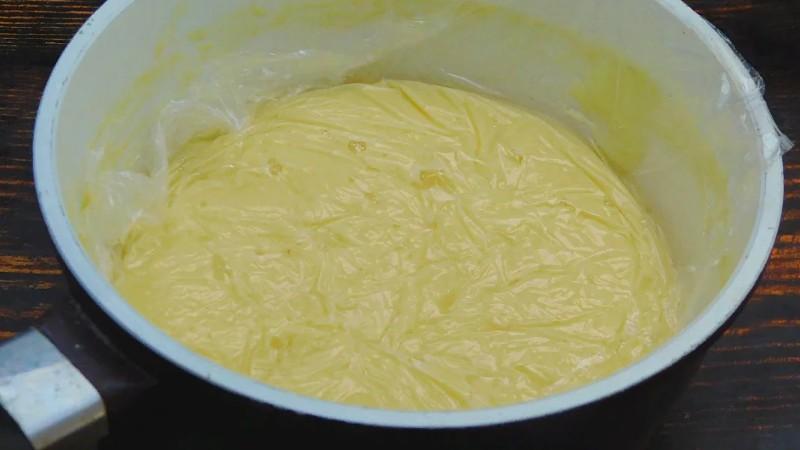 Смачний шоколадний торт на сковороді з кремом “Морозиво”