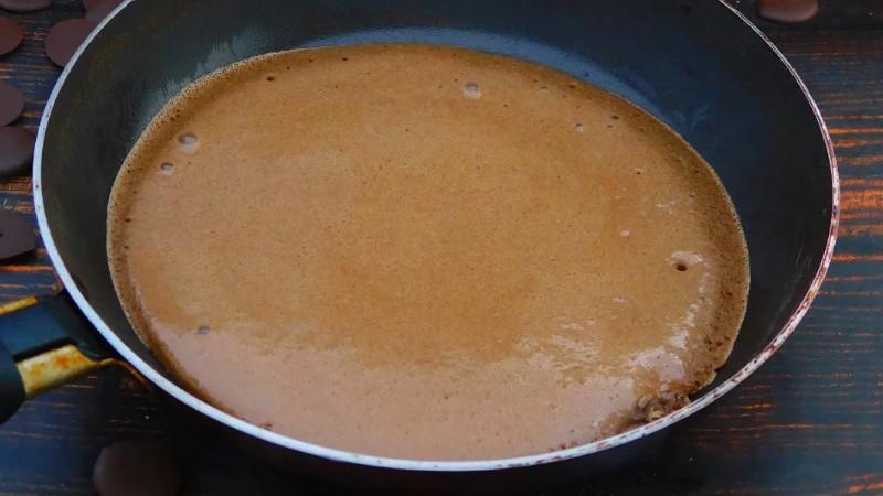 Смачний шоколадний торт на сковороді з кремом “Морозиво”