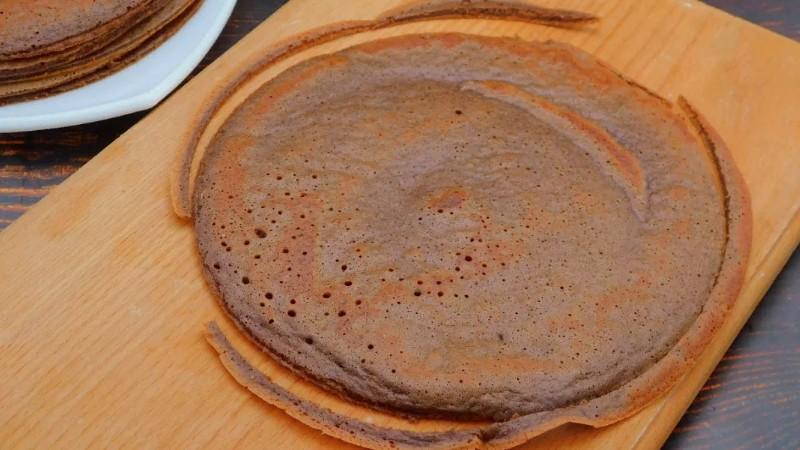 Смачний шоколадний торт на сковороді з кремом “Морозиво”