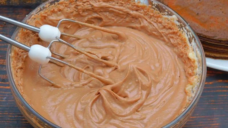 Смачний шоколадний торт на сковороді з кремом “Морозиво”