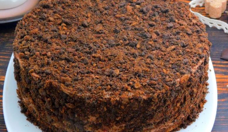 Смачний шоколадний торт на сковороді з кремом “Морозиво”