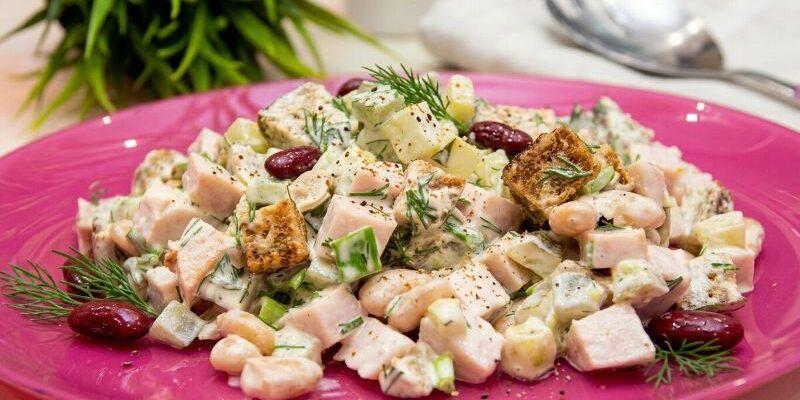 Ситний салат із квасолею, шинкою та солоними огірками
